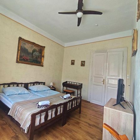 Illes Vendeghaz Hotel Кестели Екстериор снимка