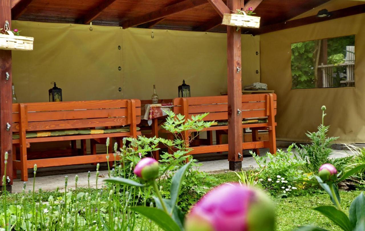 Illes Vendeghaz Hotel Кестели Екстериор снимка