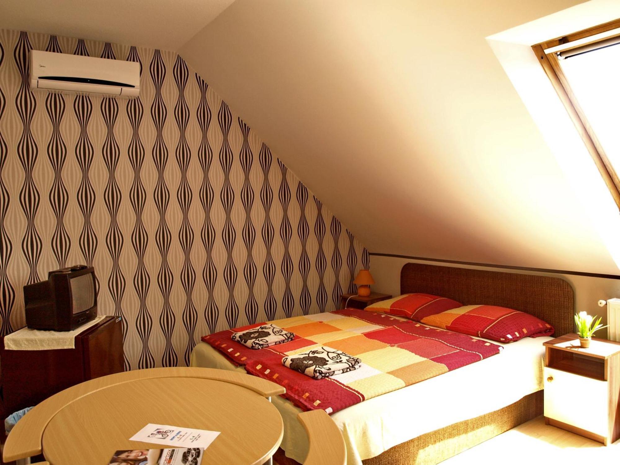 Illes Vendeghaz Hotel Кестели Екстериор снимка