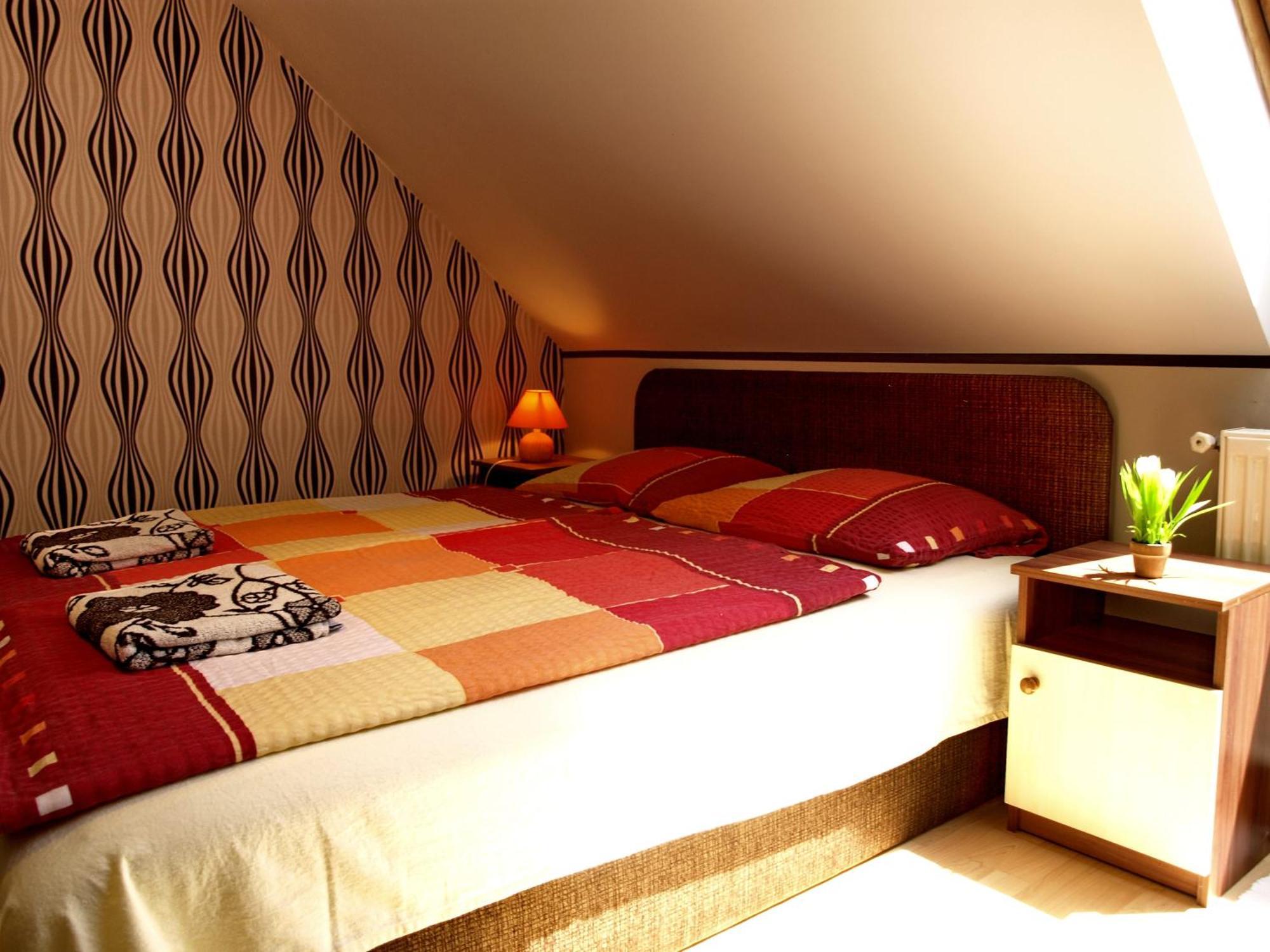 Illes Vendeghaz Hotel Кестели Екстериор снимка