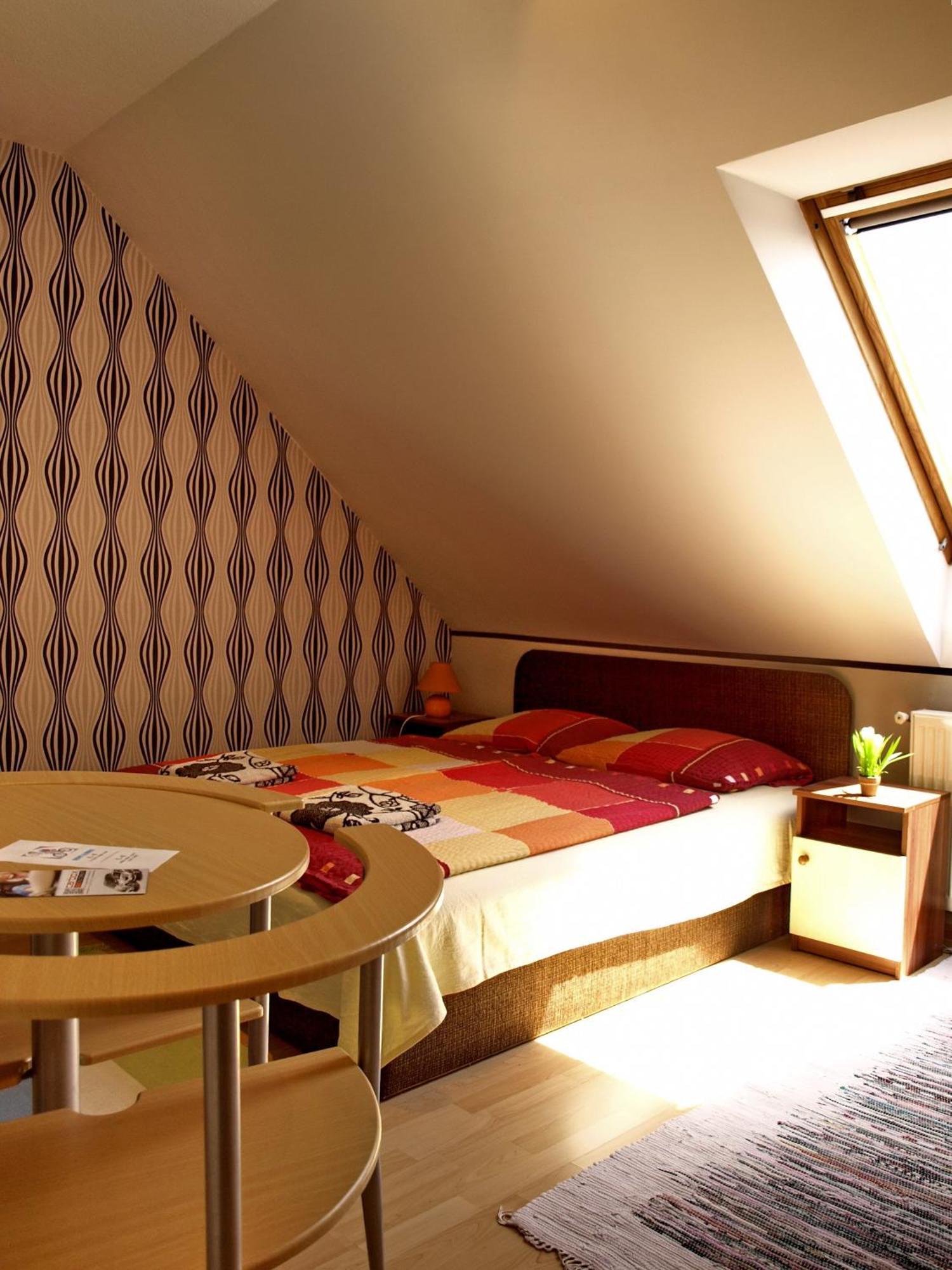 Illes Vendeghaz Hotel Кестели Екстериор снимка