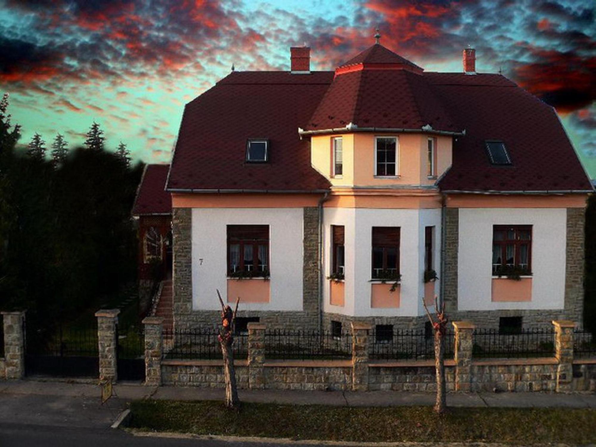 Illes Vendeghaz Hotel Кестели Екстериор снимка
