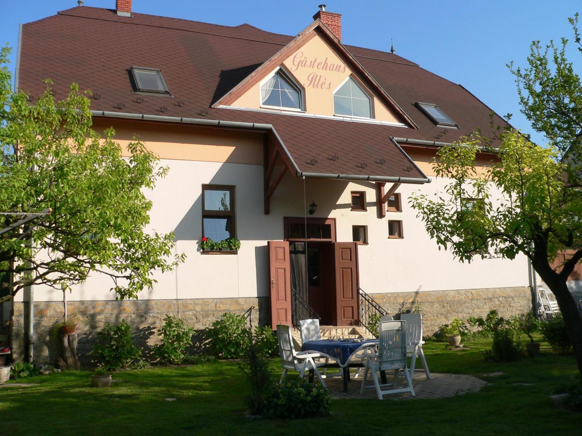 Illes Vendeghaz Hotel Кестели Екстериор снимка
