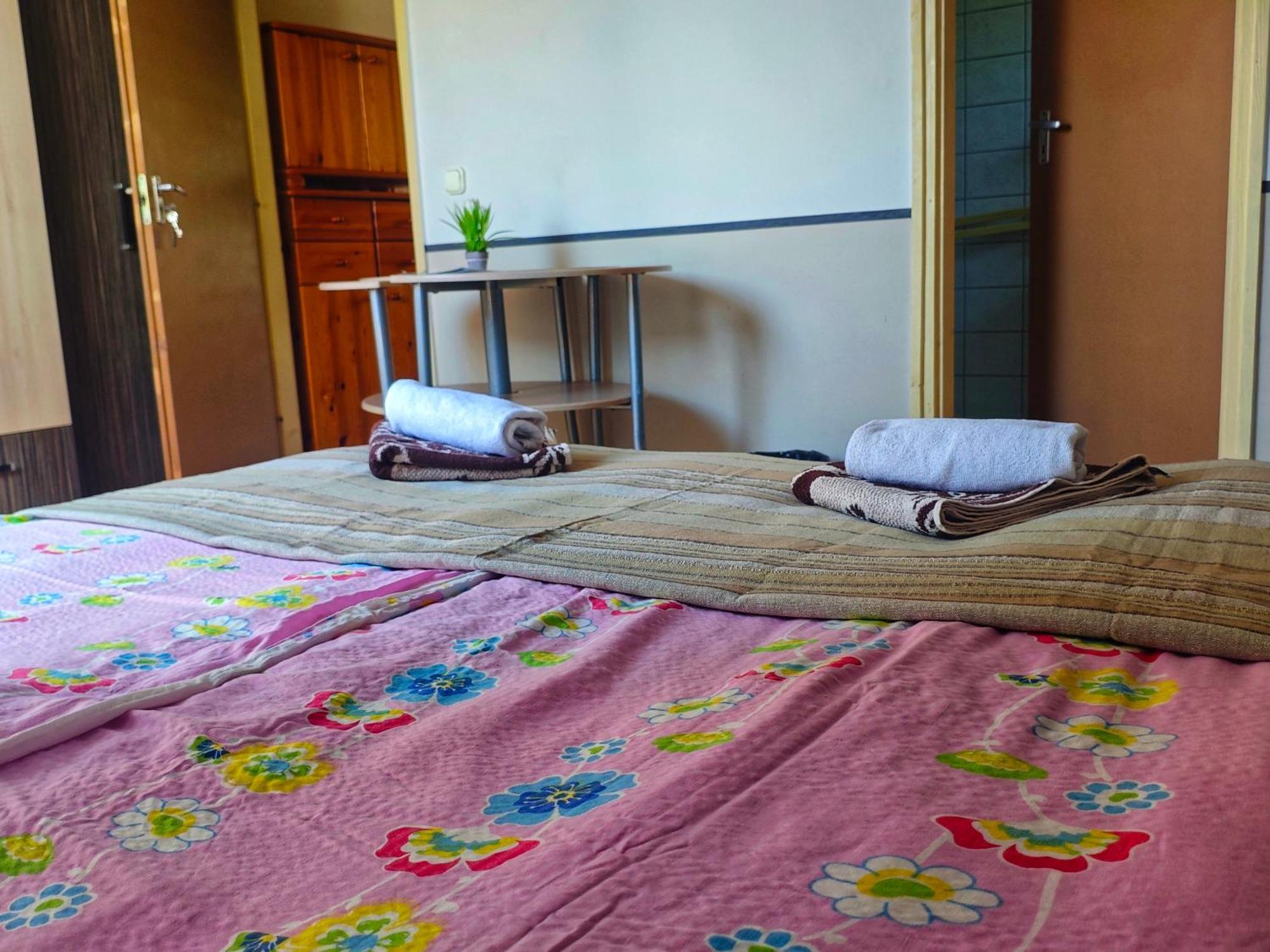 Illes Vendeghaz Hotel Кестели Екстериор снимка