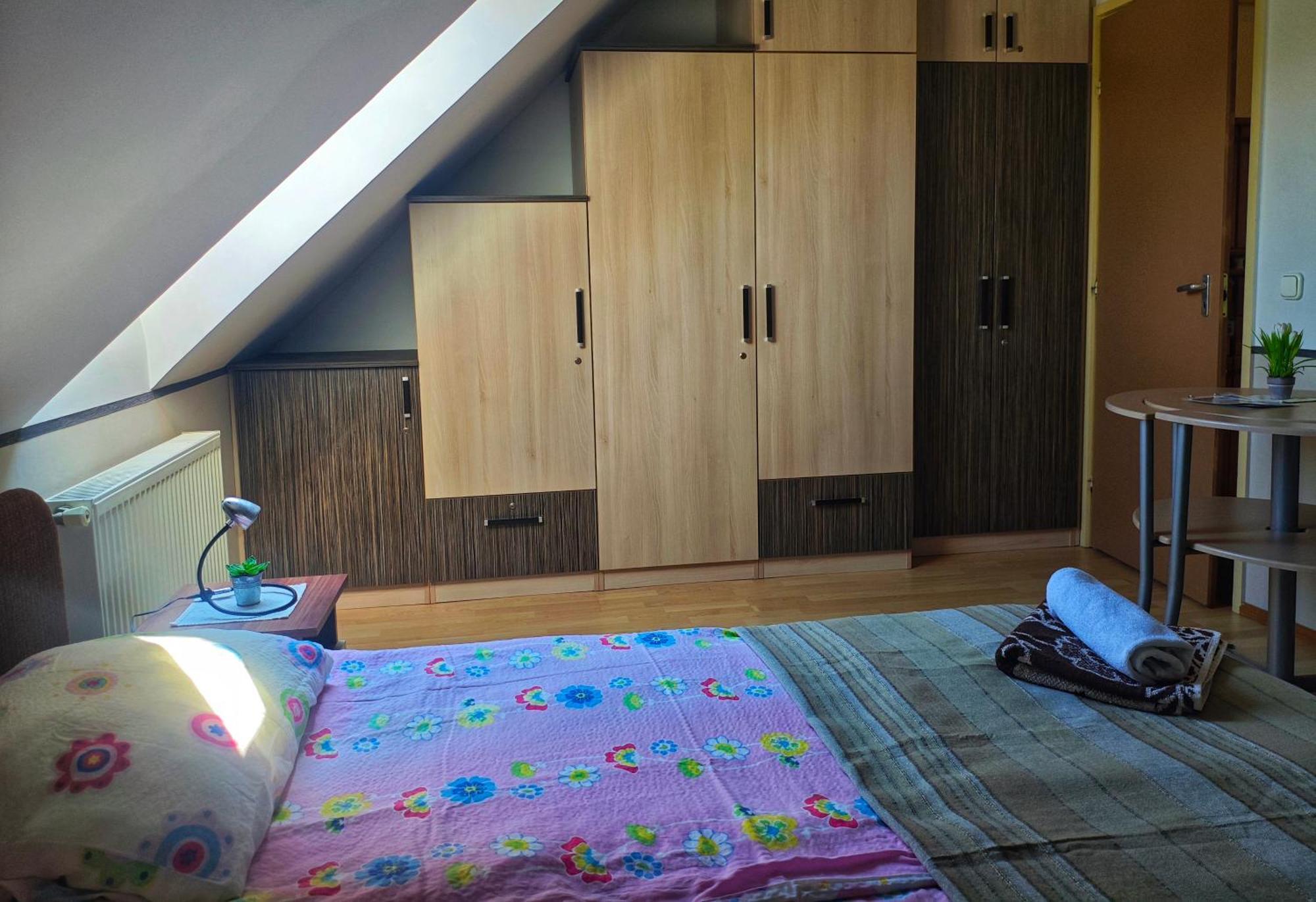 Illes Vendeghaz Hotel Кестели Екстериор снимка