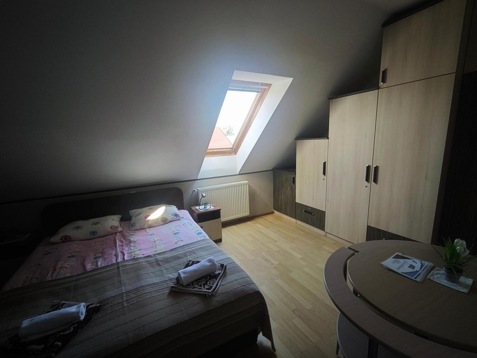 Illes Vendeghaz Hotel Кестели Екстериор снимка