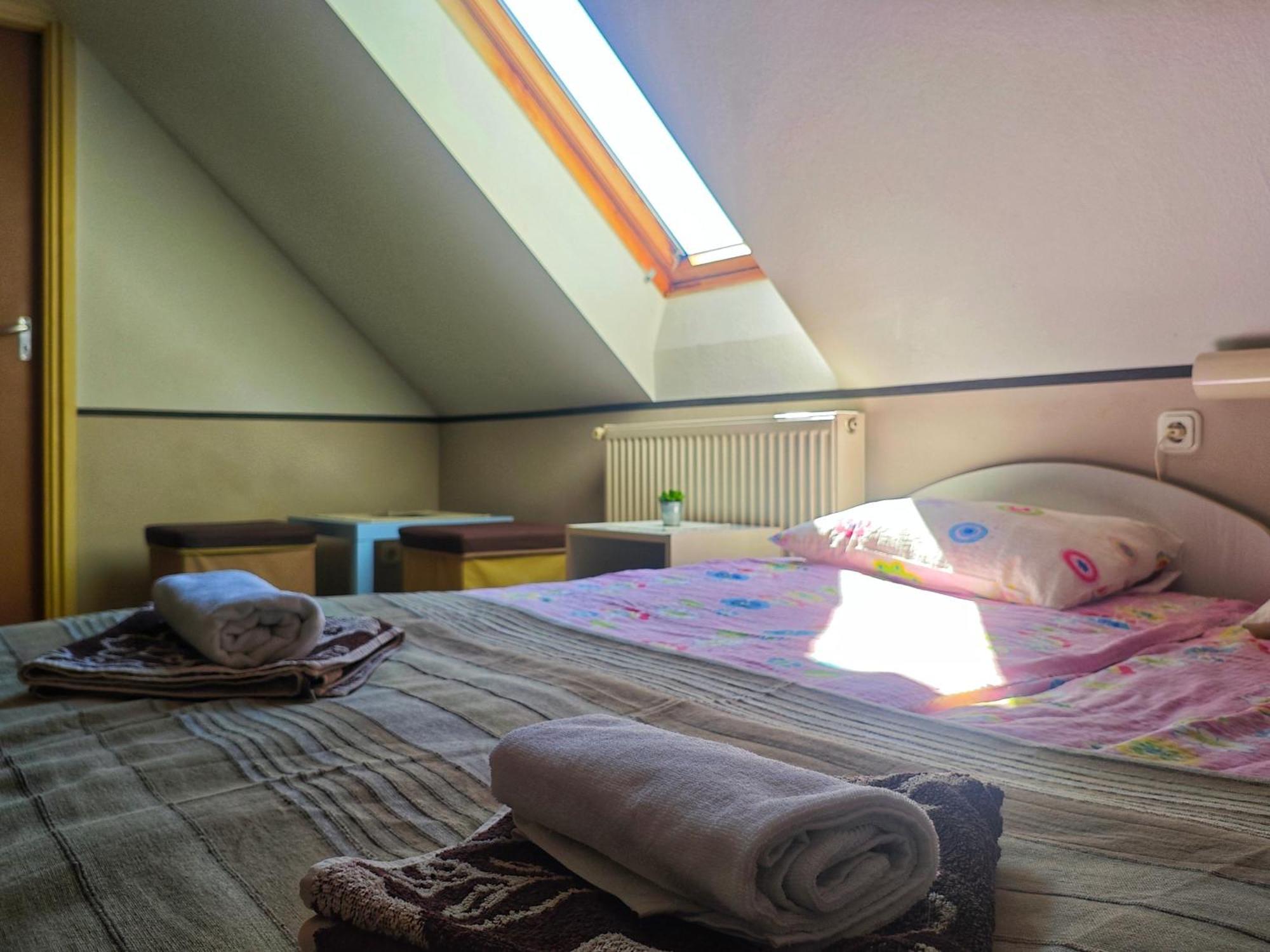 Illes Vendeghaz Hotel Кестели Екстериор снимка
