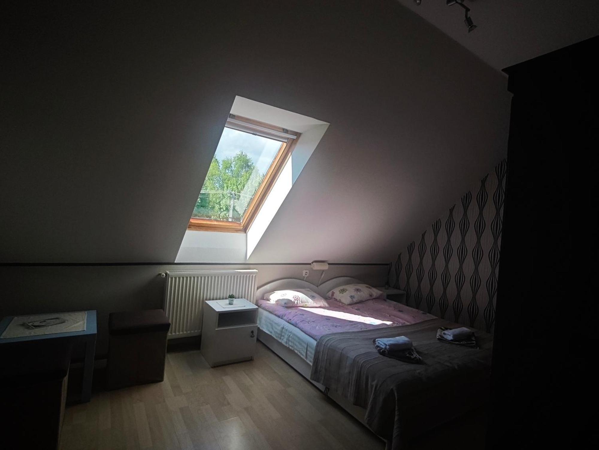 Illes Vendeghaz Hotel Кестели Екстериор снимка