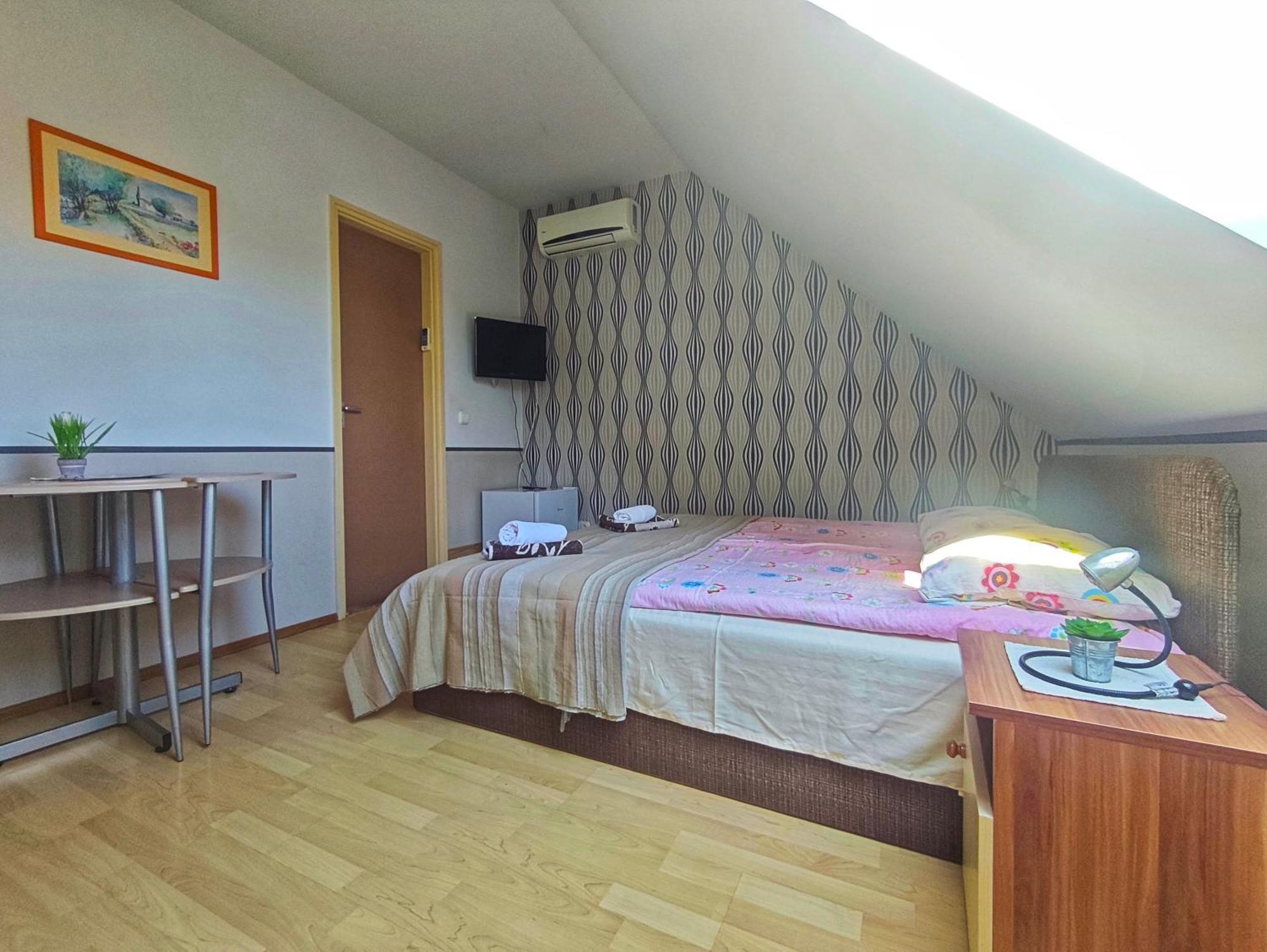 Illes Vendeghaz Hotel Кестели Екстериор снимка