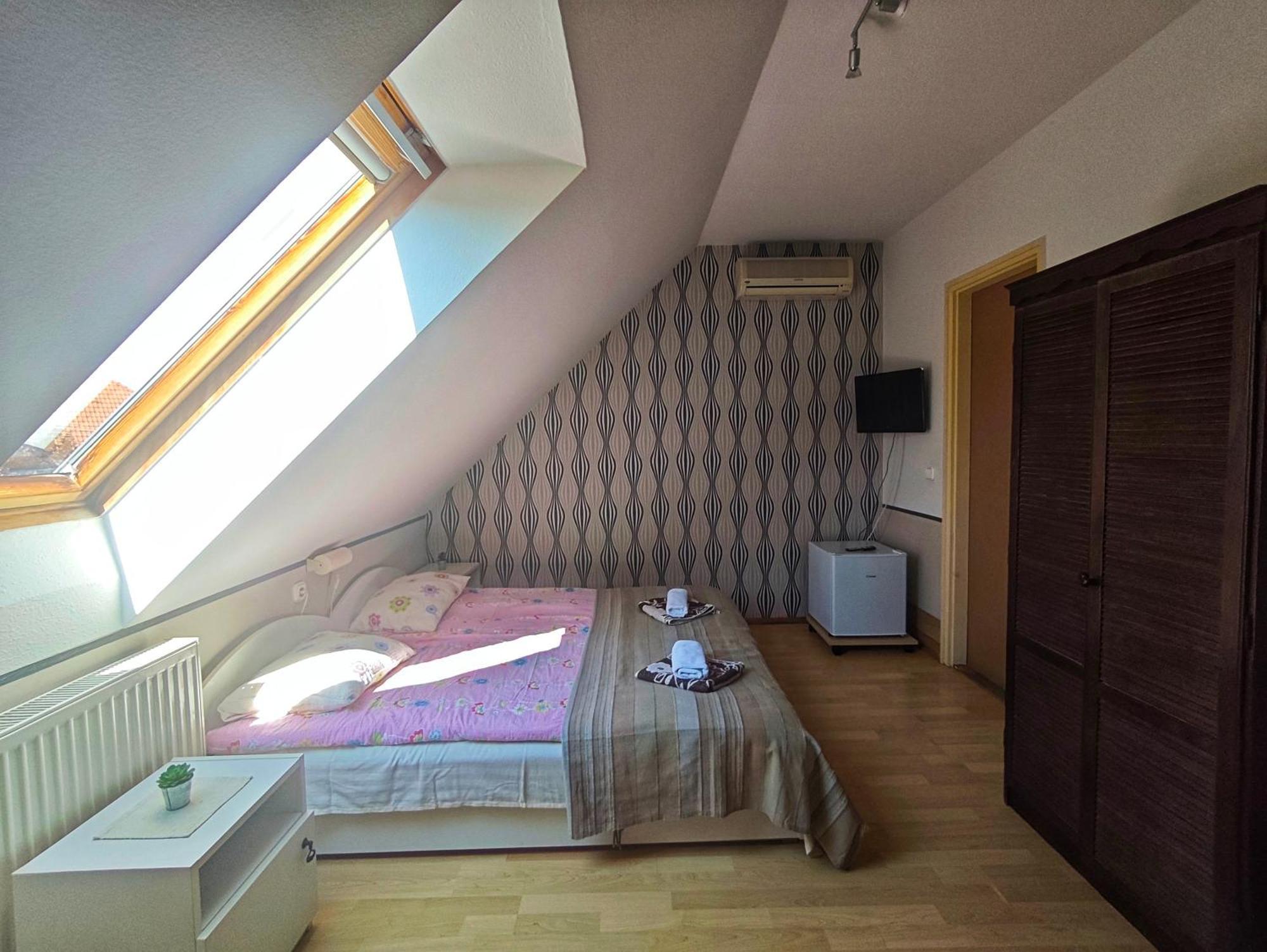 Illes Vendeghaz Hotel Кестели Екстериор снимка