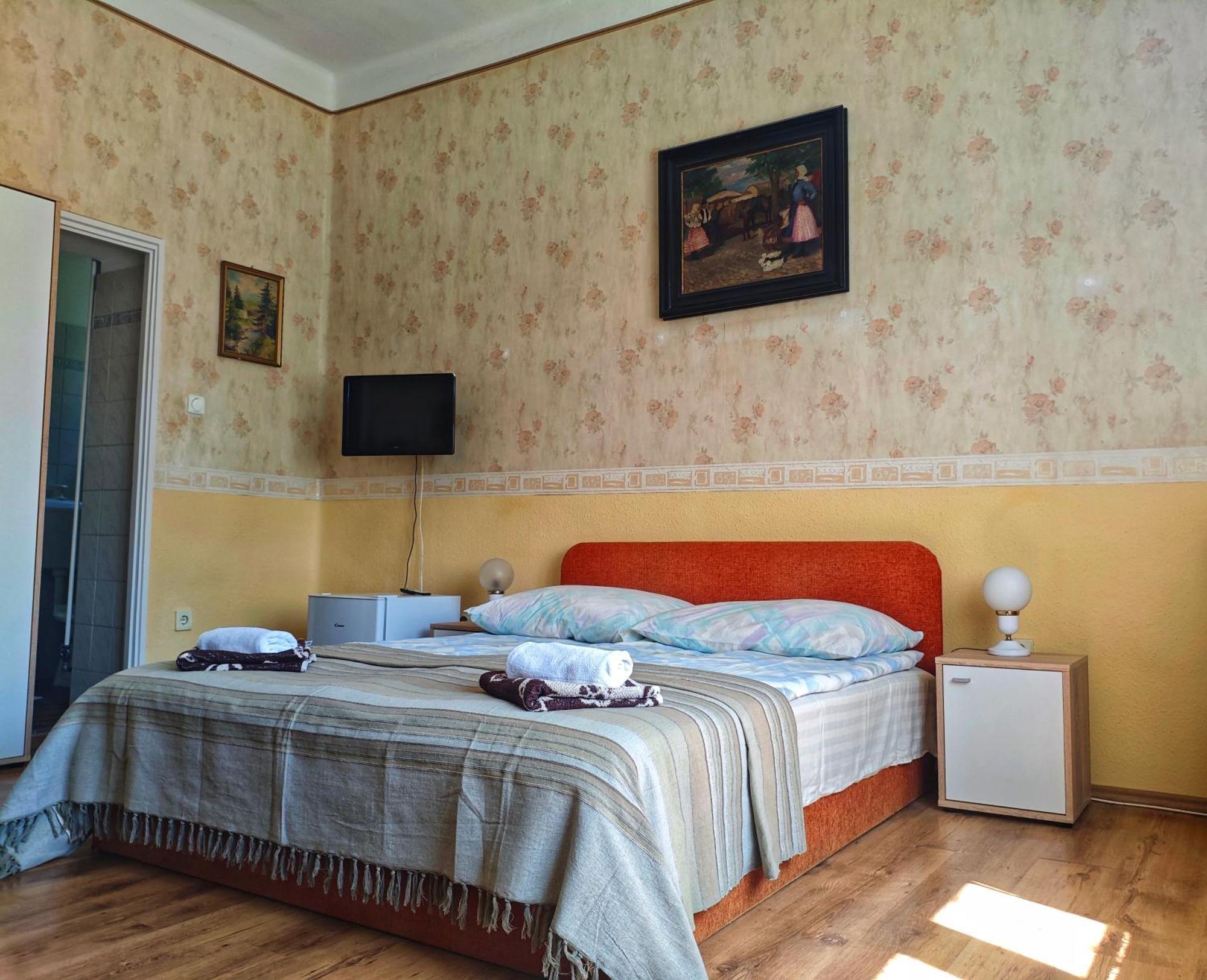 Illes Vendeghaz Hotel Кестели Екстериор снимка