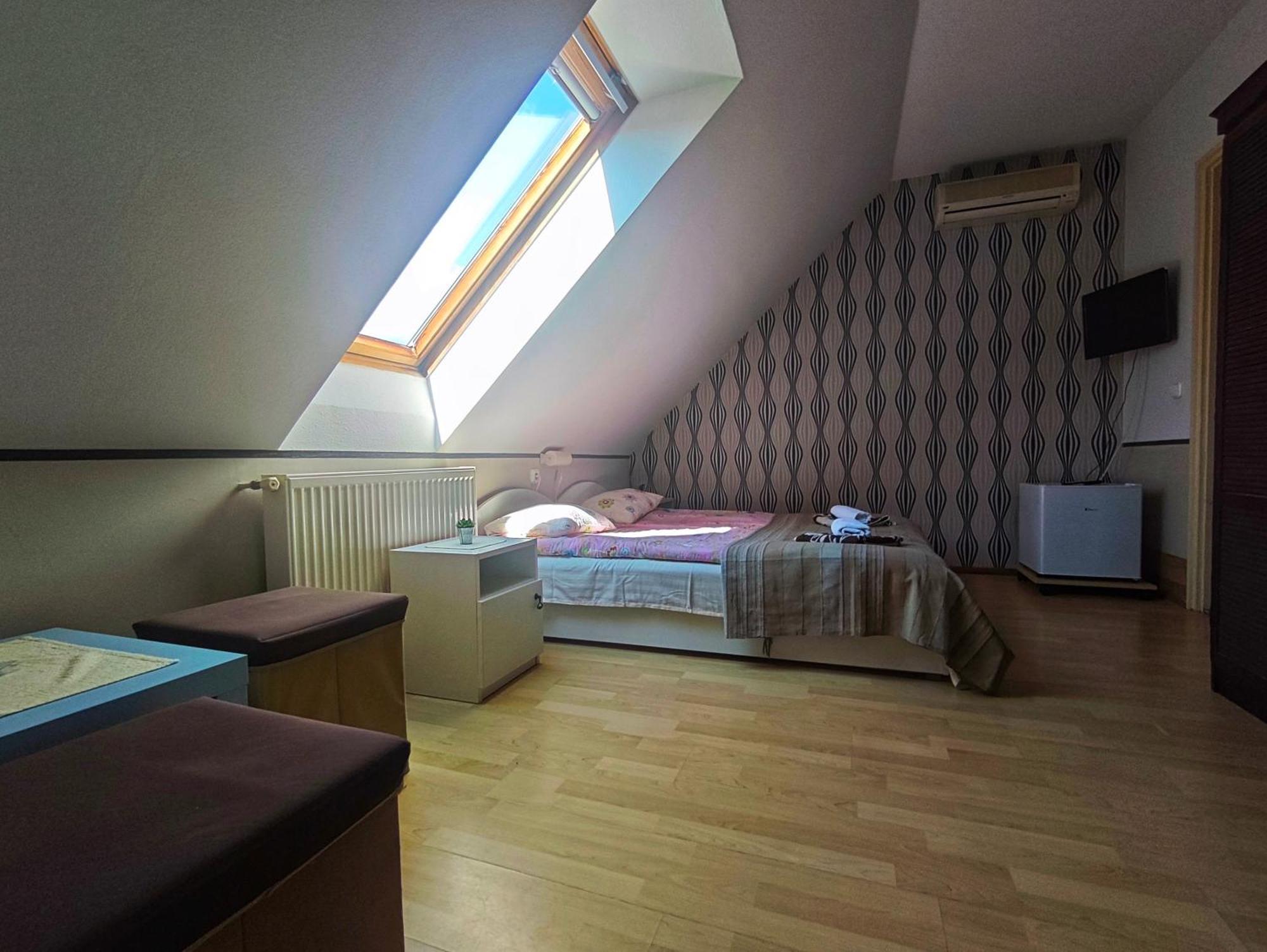Illes Vendeghaz Hotel Кестели Екстериор снимка
