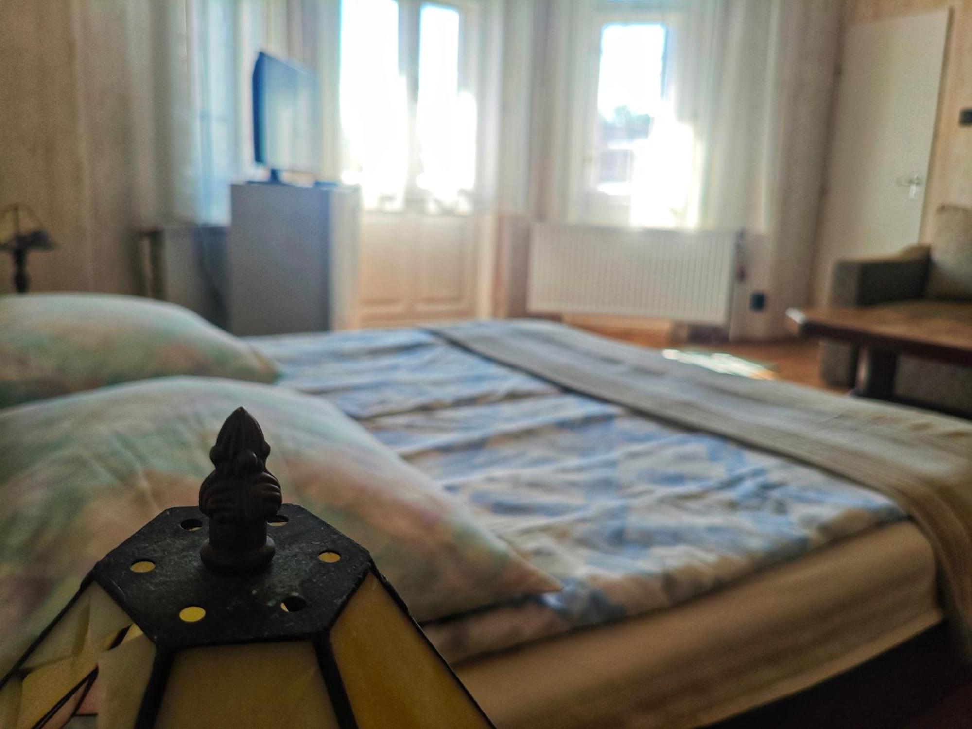 Illes Vendeghaz Hotel Кестели Екстериор снимка