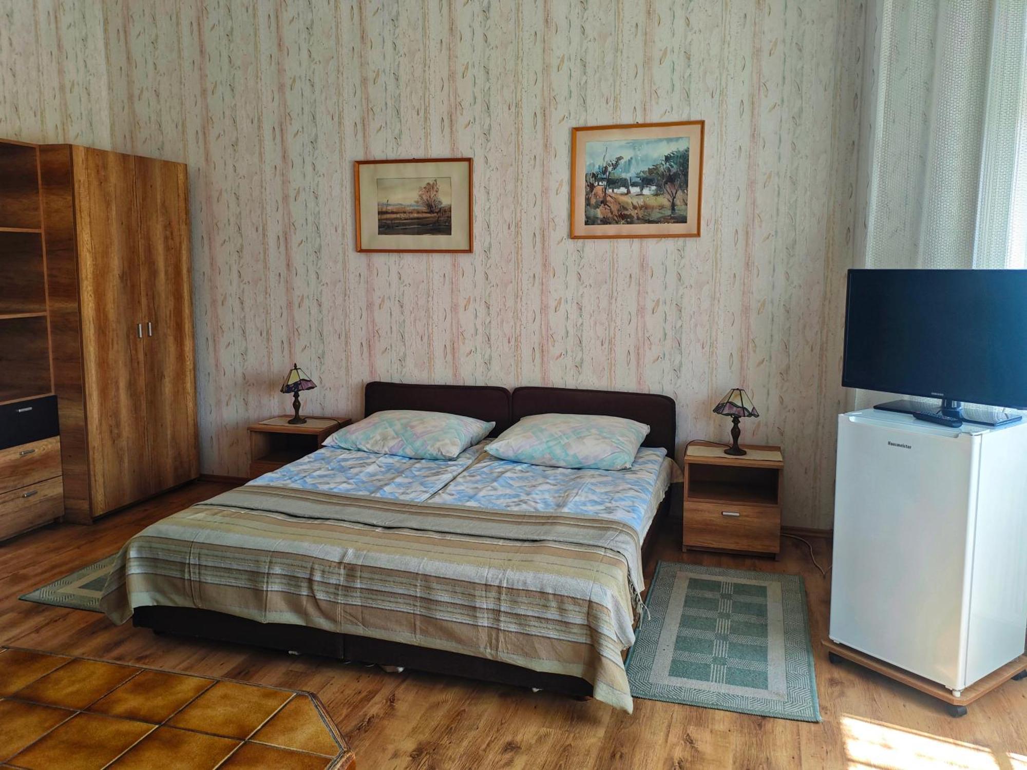 Illes Vendeghaz Hotel Кестели Екстериор снимка
