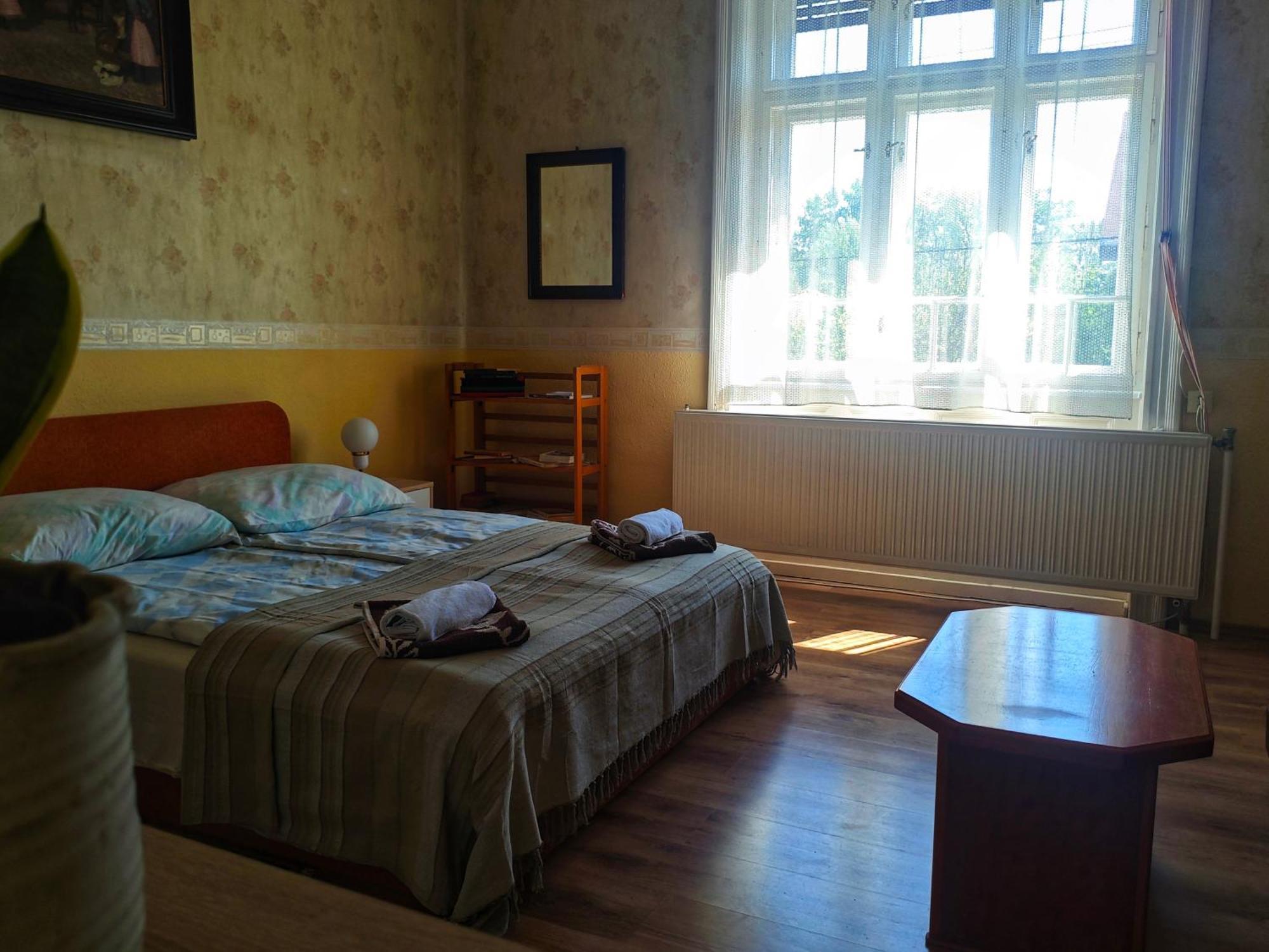 Illes Vendeghaz Hotel Кестели Екстериор снимка