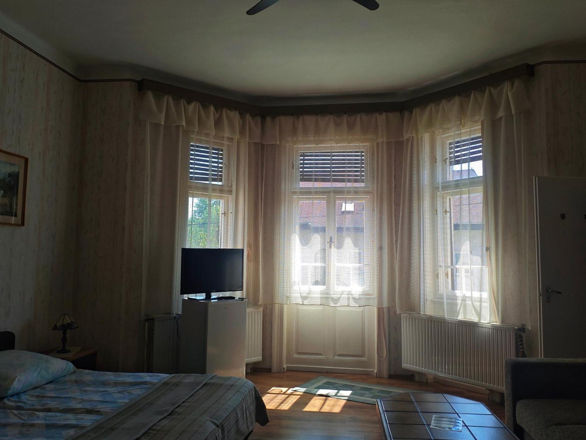 Illes Vendeghaz Hotel Кестели Екстериор снимка