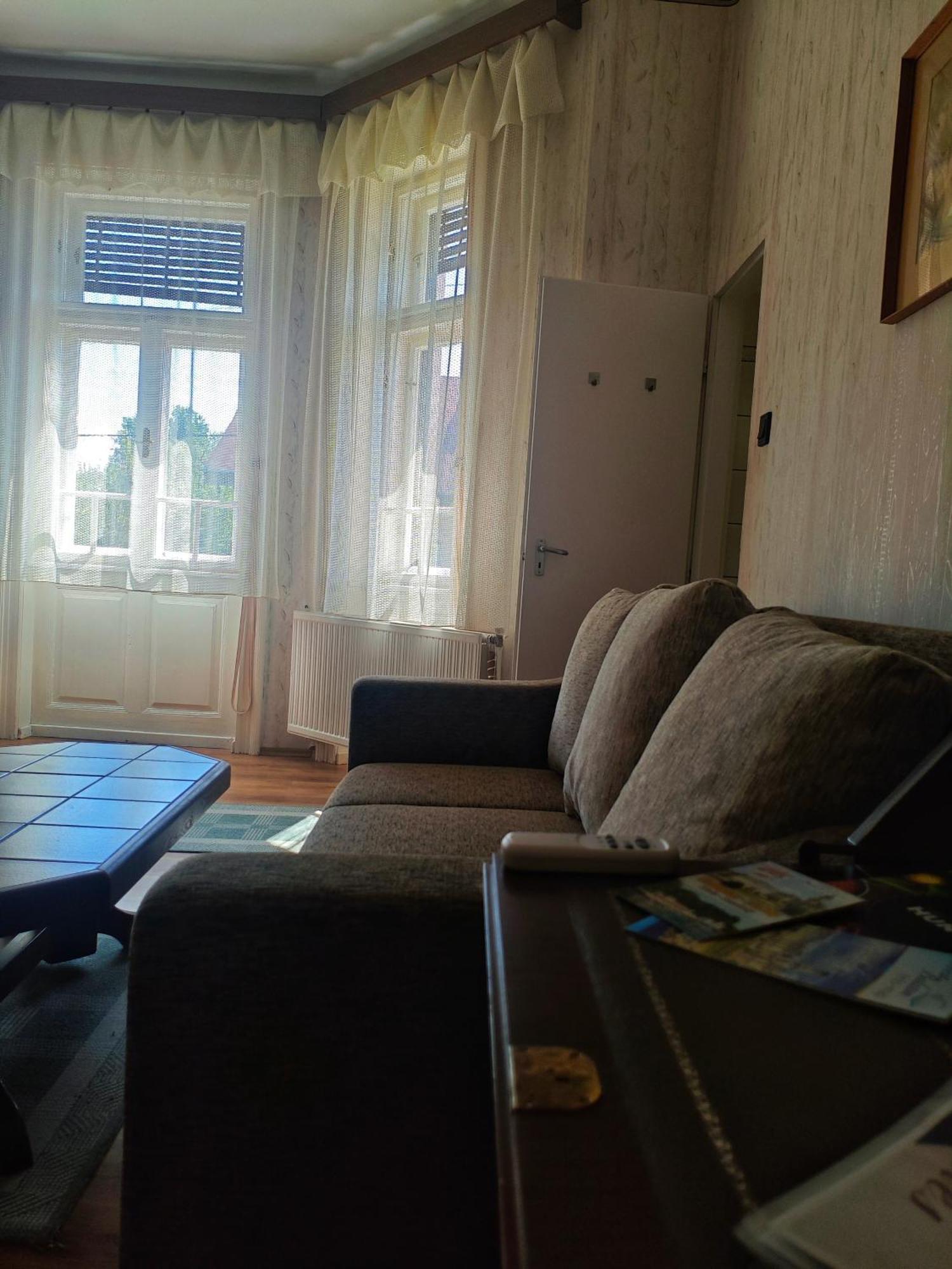Illes Vendeghaz Hotel Кестели Екстериор снимка