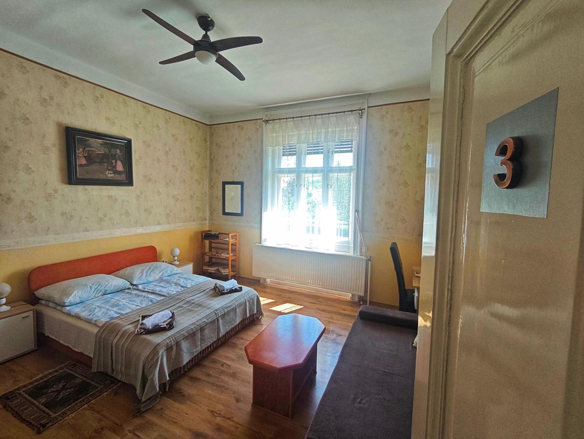 Illes Vendeghaz Hotel Кестели Екстериор снимка