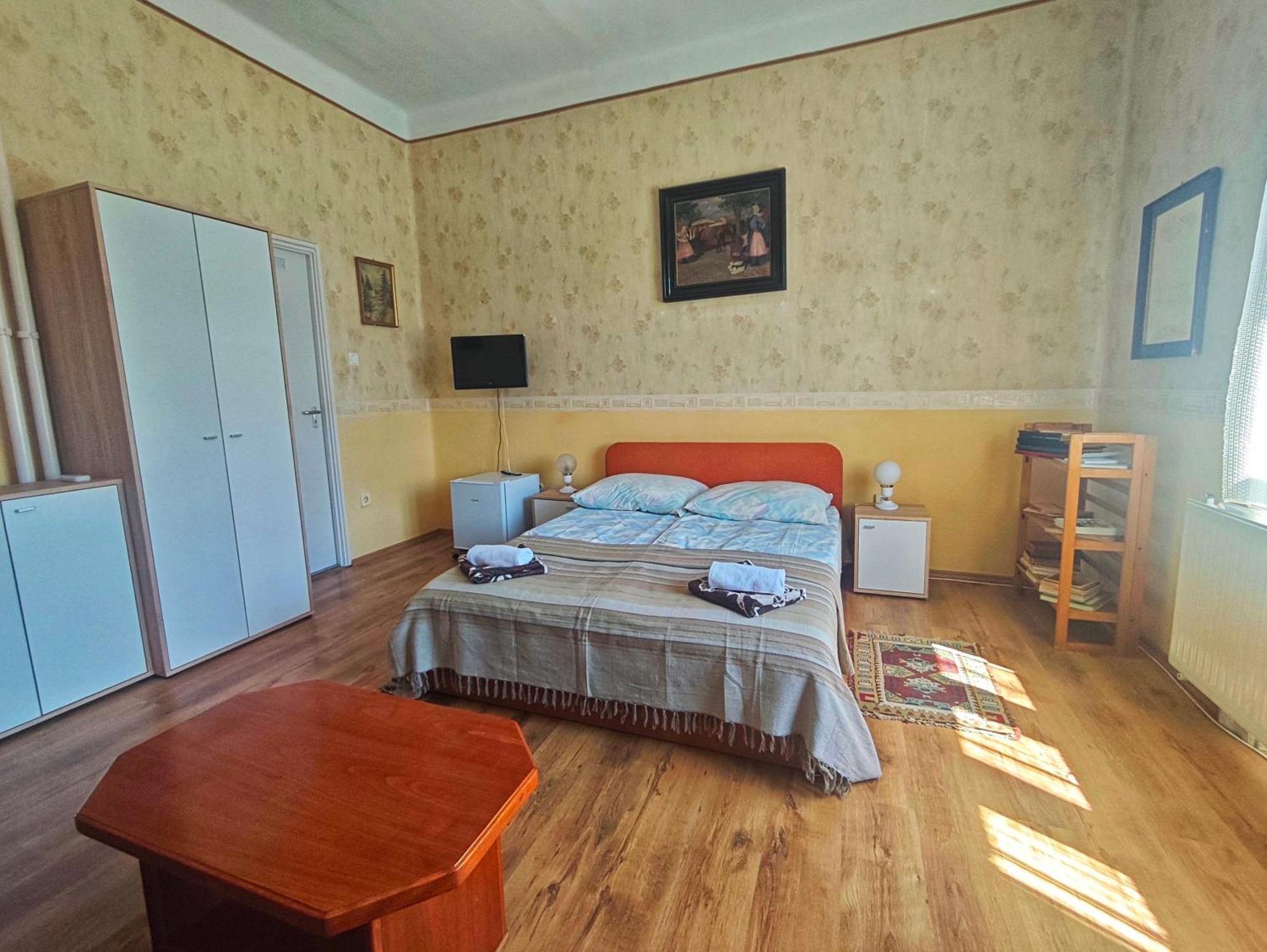 Illes Vendeghaz Hotel Кестели Екстериор снимка