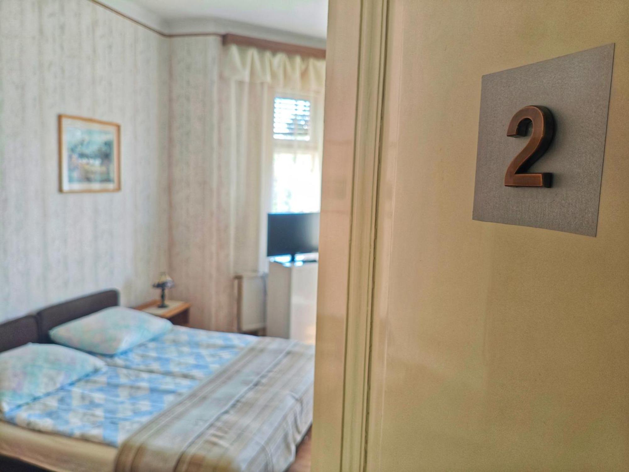 Illes Vendeghaz Hotel Кестели Екстериор снимка