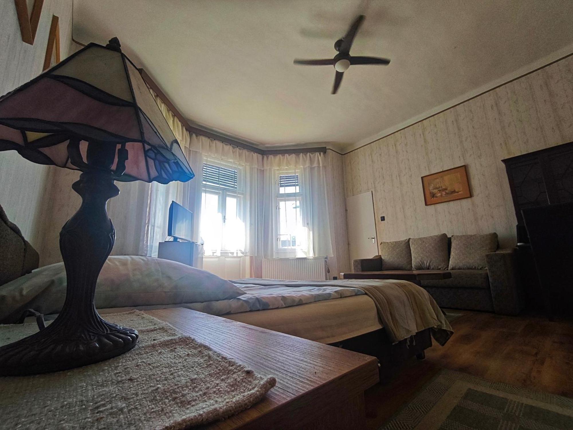Illes Vendeghaz Hotel Кестели Екстериор снимка
