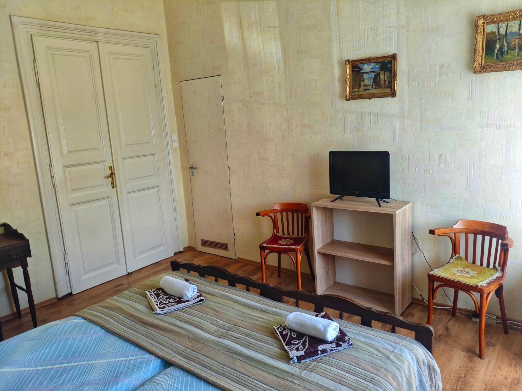Illes Vendeghaz Hotel Кестели Екстериор снимка