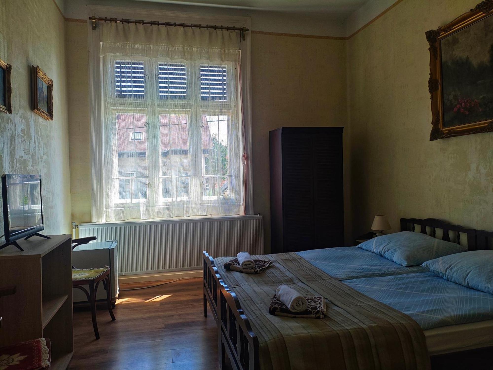 Illes Vendeghaz Hotel Кестели Екстериор снимка