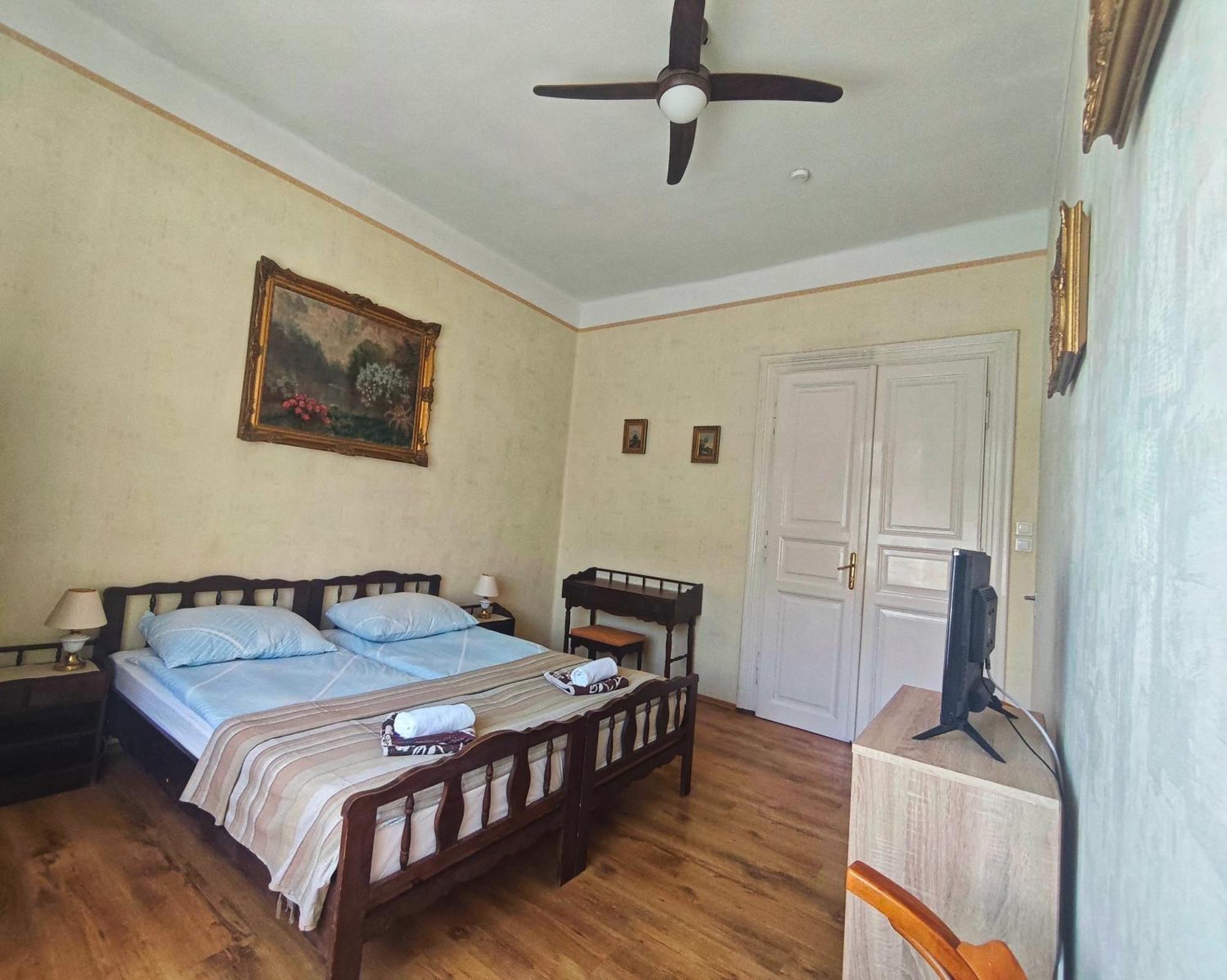 Illes Vendeghaz Hotel Кестели Екстериор снимка