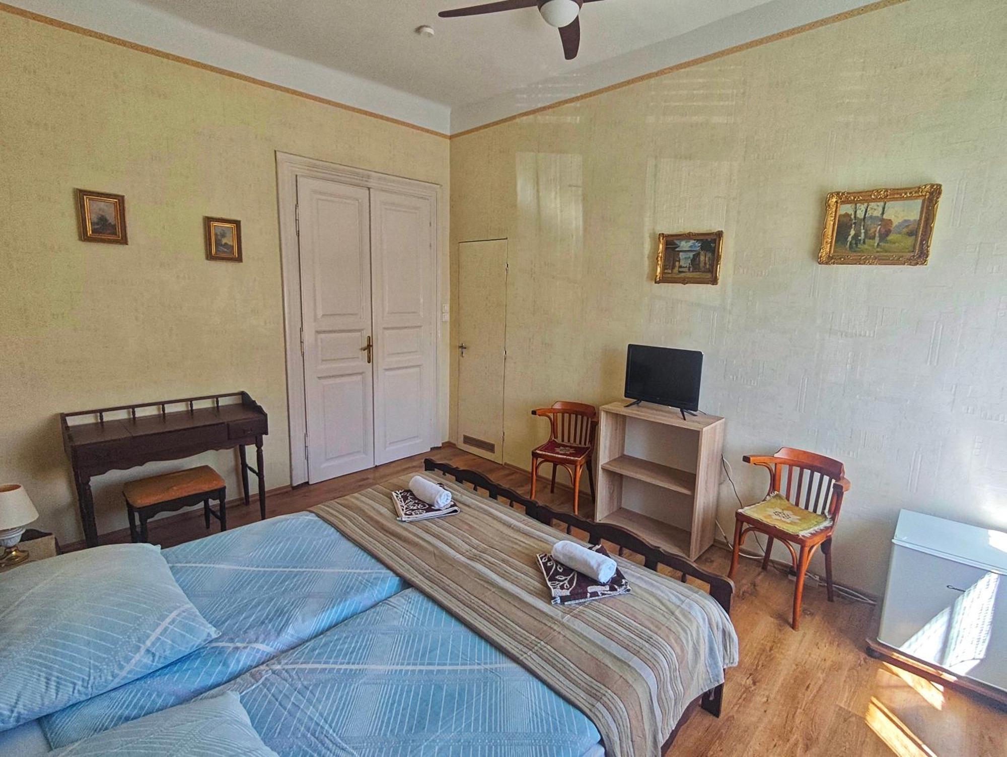 Illes Vendeghaz Hotel Кестели Екстериор снимка
