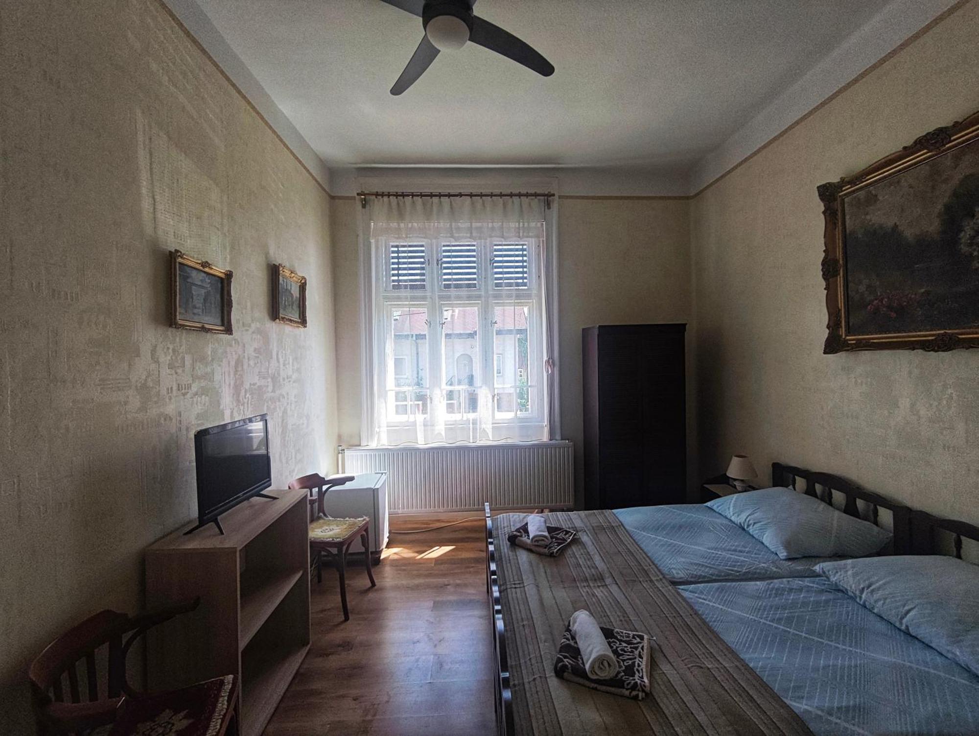 Illes Vendeghaz Hotel Кестели Екстериор снимка