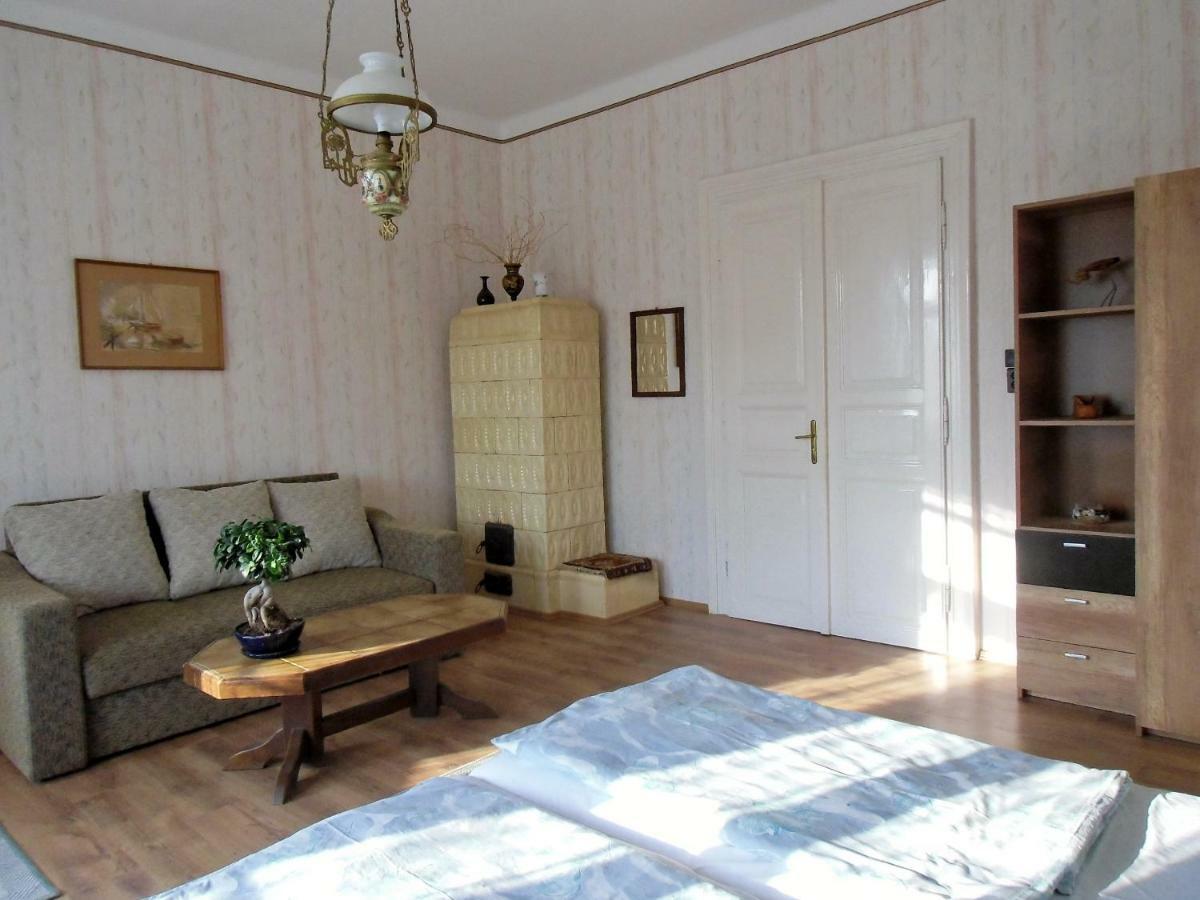 Illes Vendeghaz Hotel Кестели Екстериор снимка