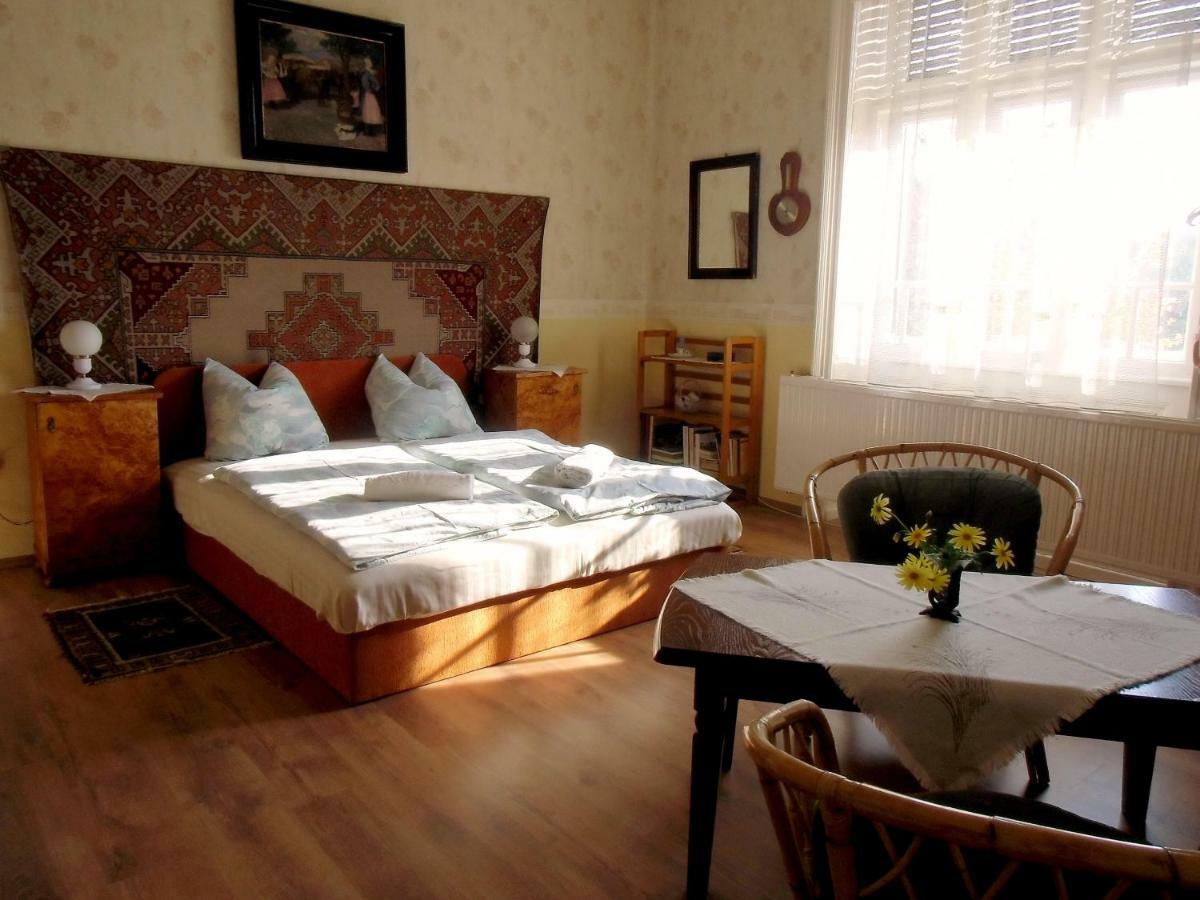 Illes Vendeghaz Hotel Кестели Екстериор снимка
