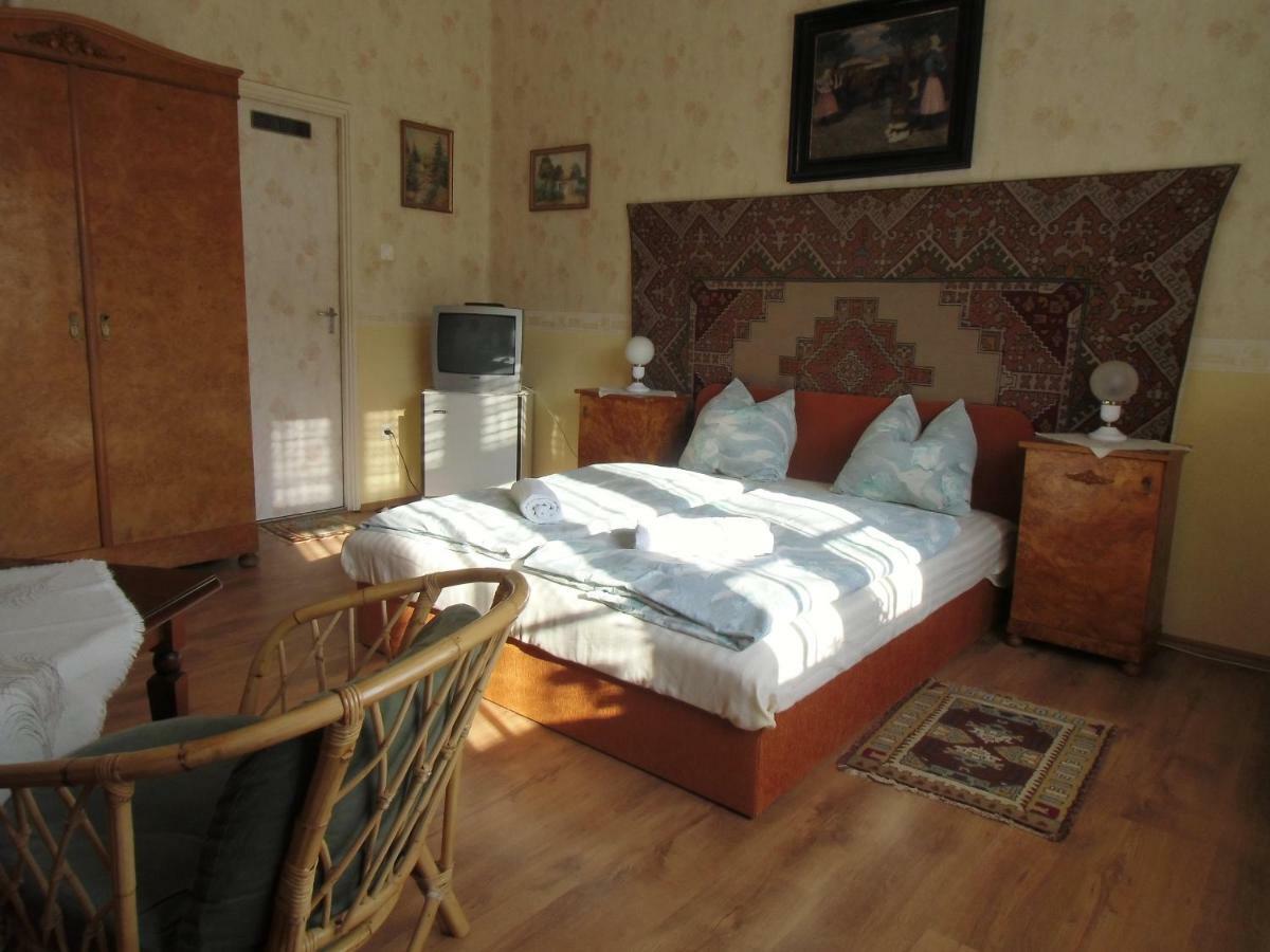 Illes Vendeghaz Hotel Кестели Екстериор снимка
