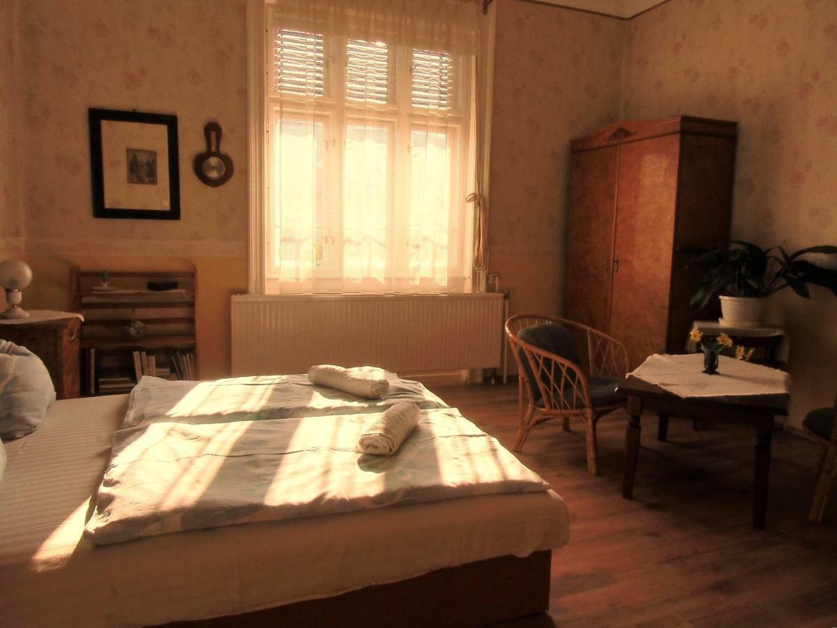 Illes Vendeghaz Hotel Кестели Екстериор снимка