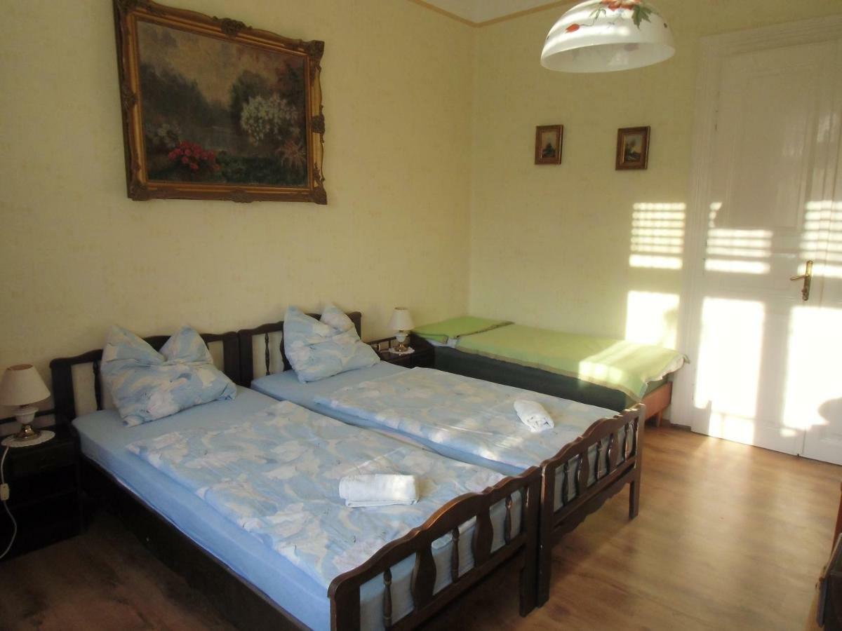 Illes Vendeghaz Hotel Кестели Екстериор снимка
