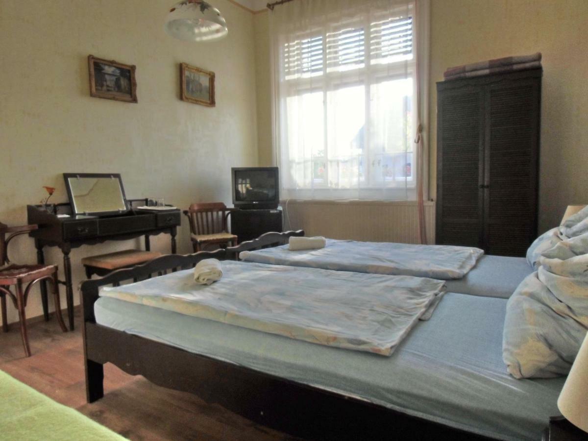 Illes Vendeghaz Hotel Кестели Екстериор снимка