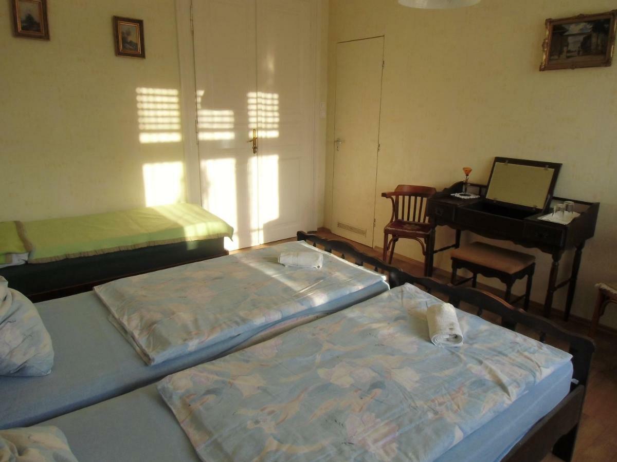 Illes Vendeghaz Hotel Кестели Екстериор снимка