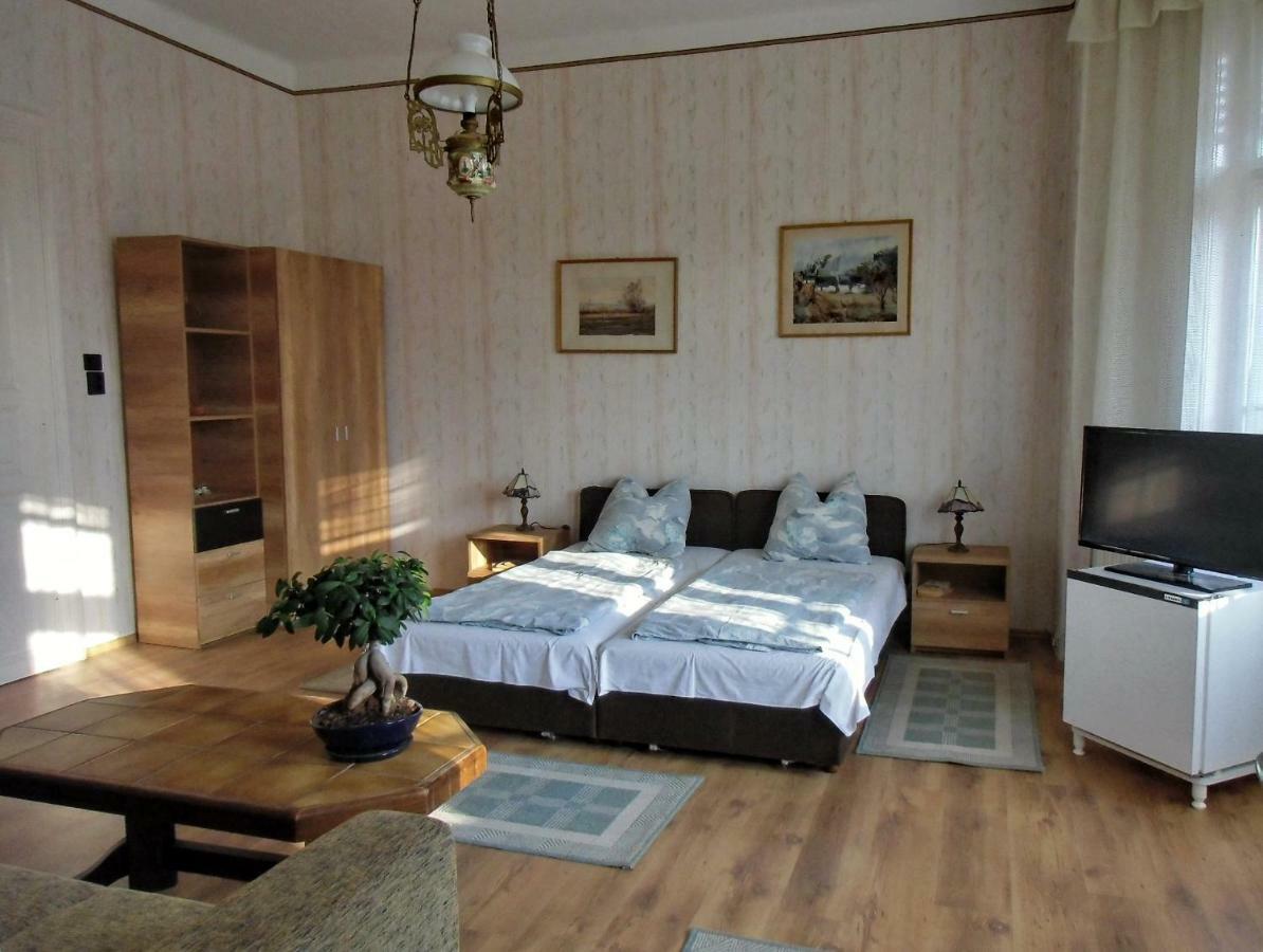 Illes Vendeghaz Hotel Кестели Екстериор снимка