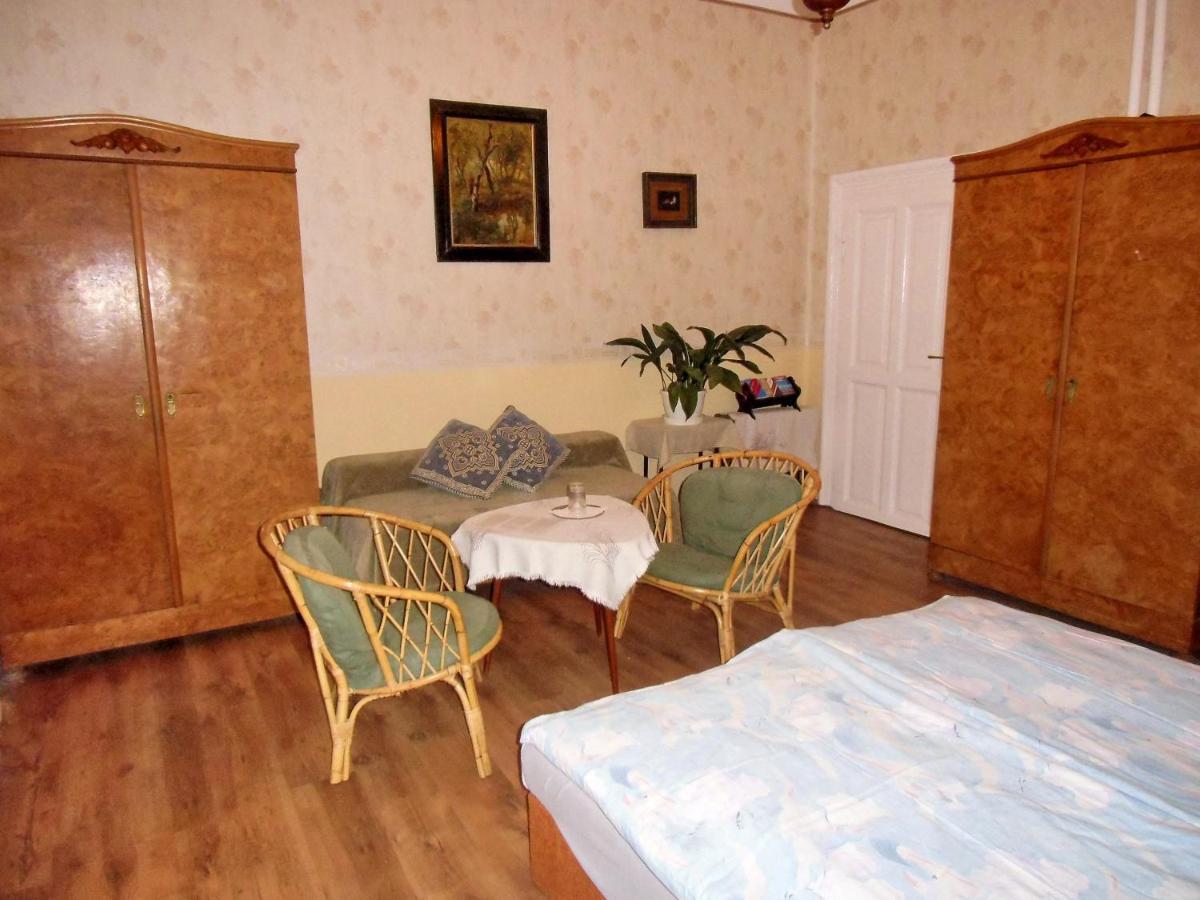 Illes Vendeghaz Hotel Кестели Екстериор снимка